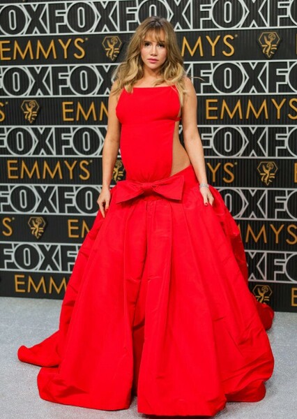 Suki Waterhouse photo