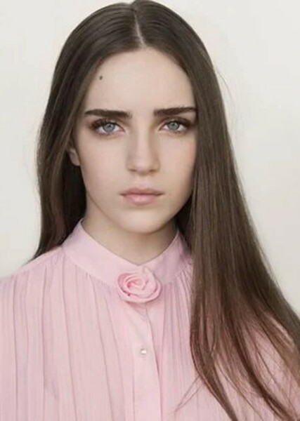 Talia Ryder photo