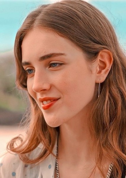 Talia Ryder photo