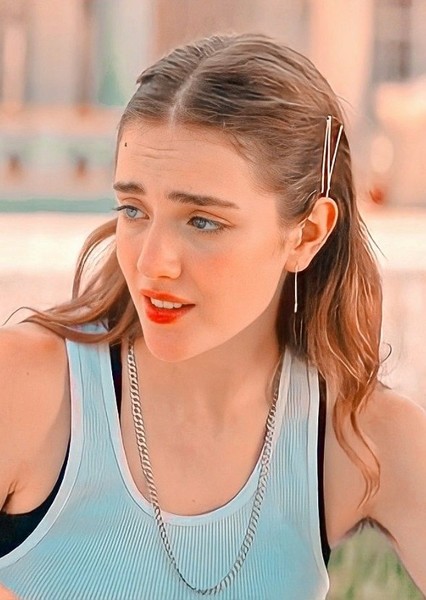Talia Ryder photo