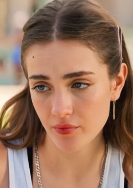 Talia Ryder photo