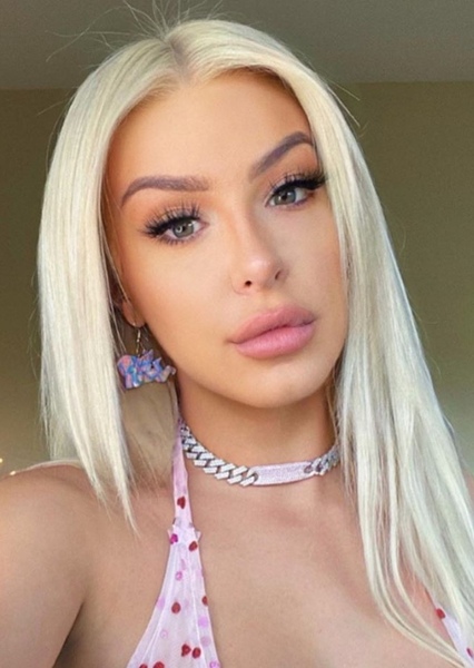 Tana Mongeau photo