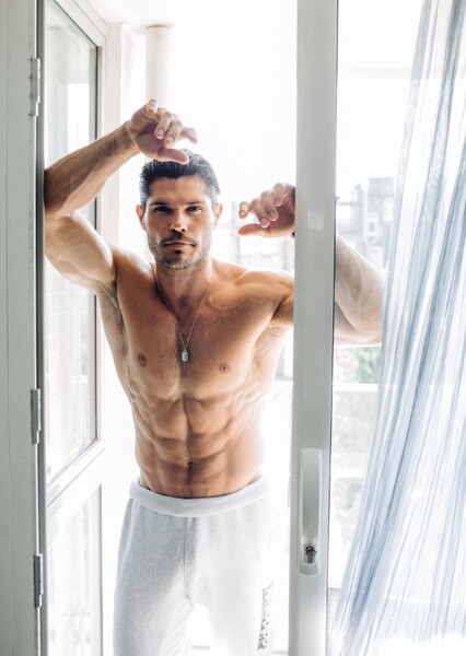 Taylor James photo