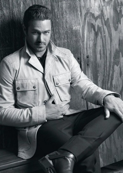 Taylor Kinney photo