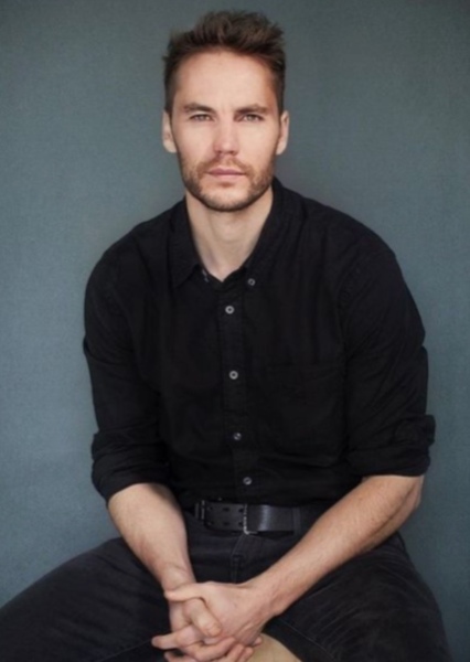 Taylor Kitsch photo