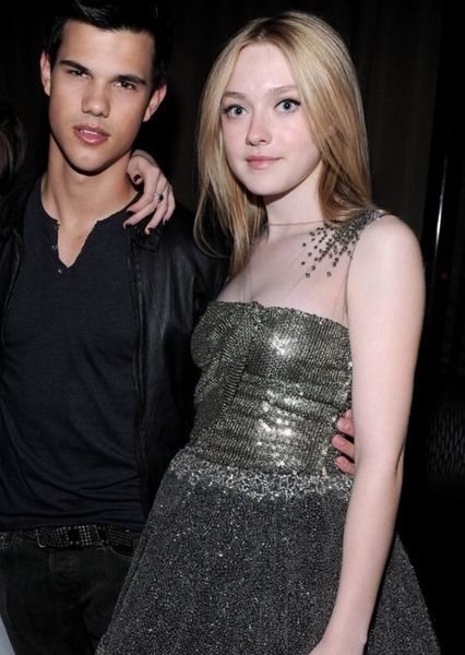 Taylor Lautner and Dakota Fanning photo