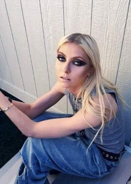 Taylor Momsen photo