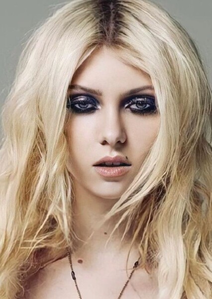 Taylor Momsen photo