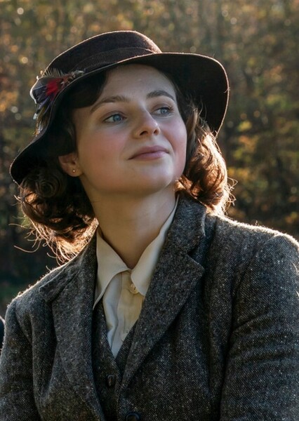 Thomasin McKenzie photo