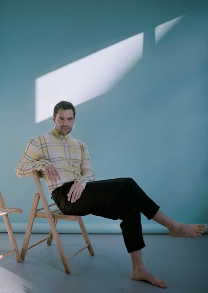 Tom Bateman photo