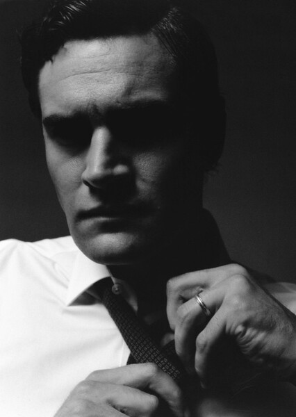 Tom Bateman photo