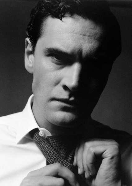 Tom Bateman photo
