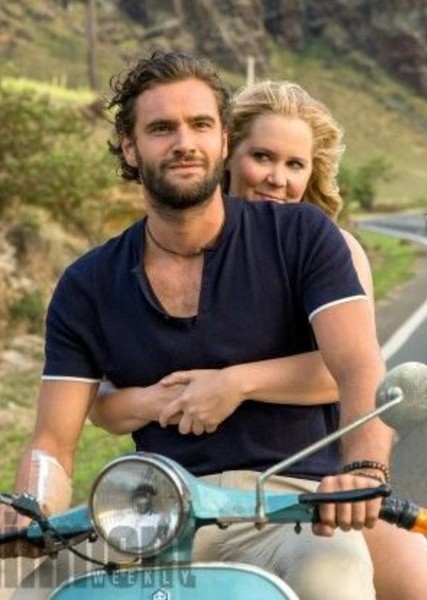 Tom Bateman photo
