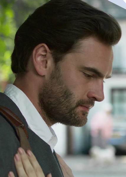 Tom Bateman photo