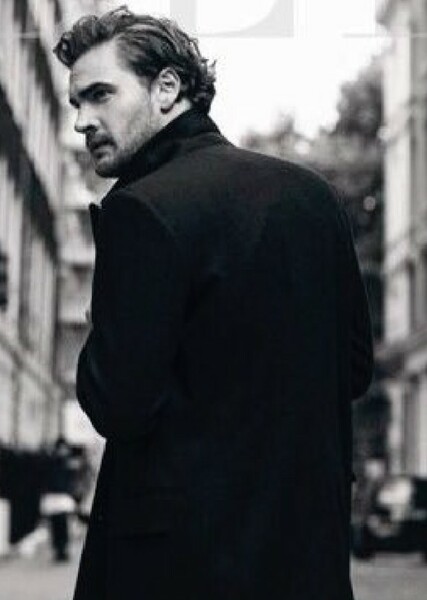 Tom Bateman photo