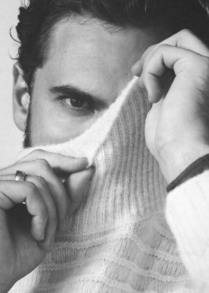 Tom Bateman photo