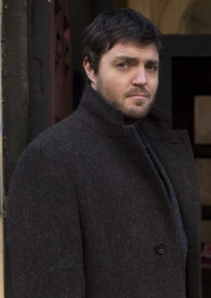 Tom Burke photo