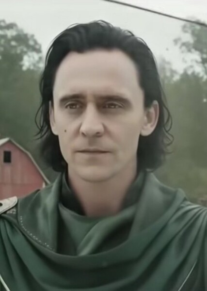 Tom Hiddleston photo