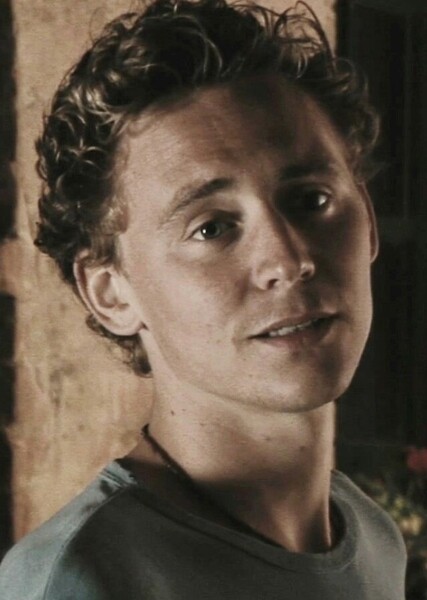 Tom Hiddleston photo