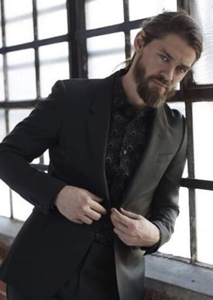 Tom Payne photo
