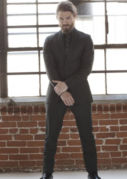 Tom Payne photo