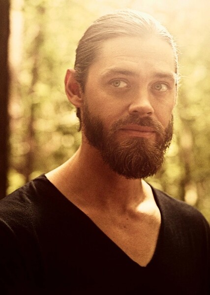 Tom Payne photo