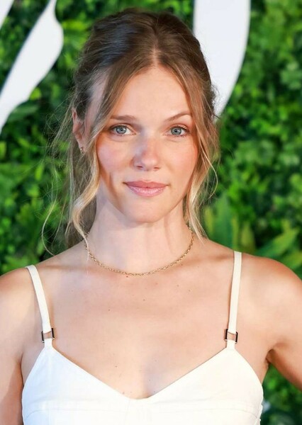 Tracy Spiridakos photo