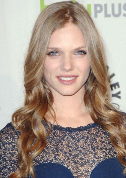 Tracy Spiridakos photo