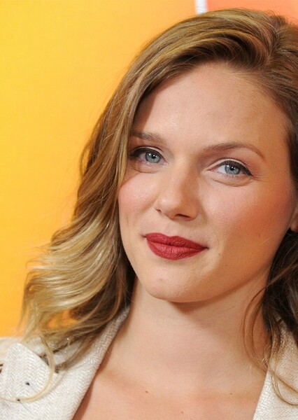 Tracy Spiridakos photo