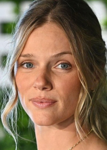 Tracy Spiridakos photo
