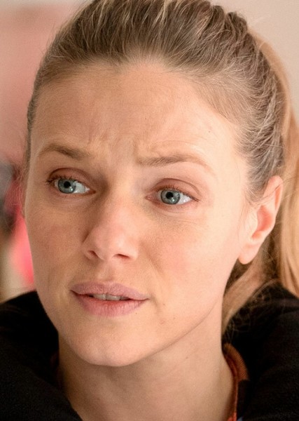 Tracy Spiridakos photo