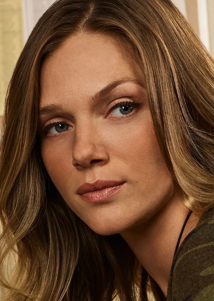 Tracy Spiridakos photo