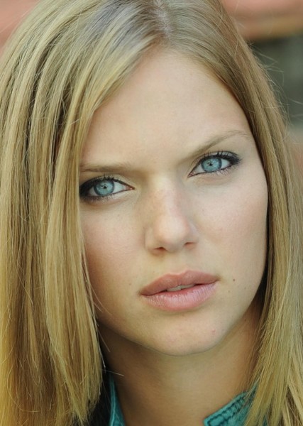 Tracy Spiridakos photo