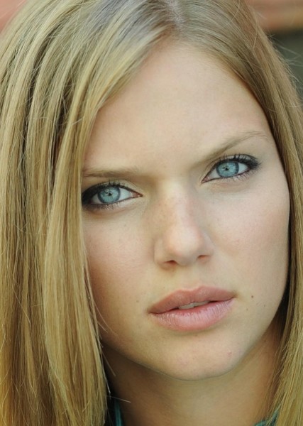 Tracy Spiridakos photo