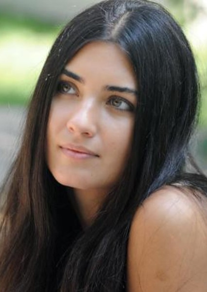Tuba Büyüküstün photo