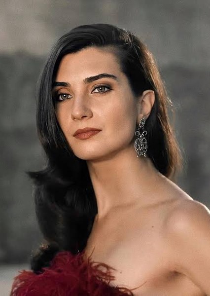Tuba Büyüküstün photo