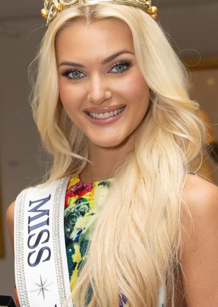 Victoria Kjær Theilvig photo