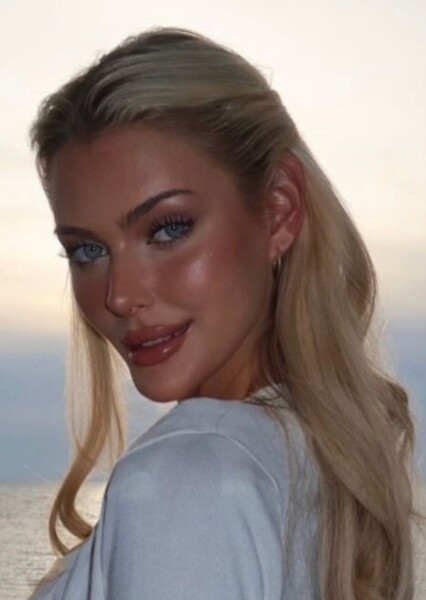 Victoria Kjær Theilvig photo