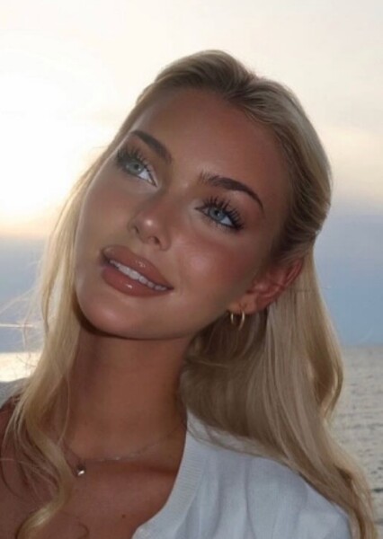 Victoria Kjær Theilvig photo