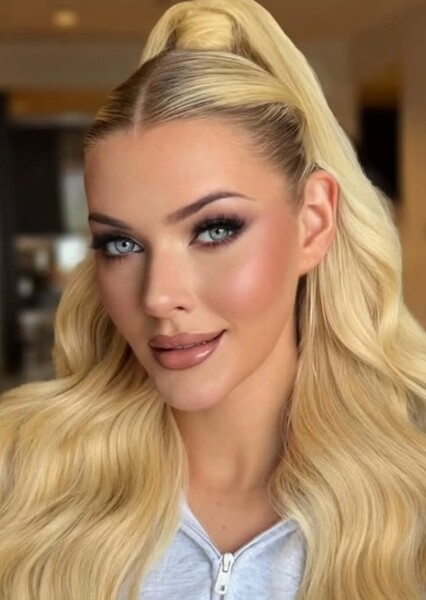 Victoria Kjær Theilvig photo