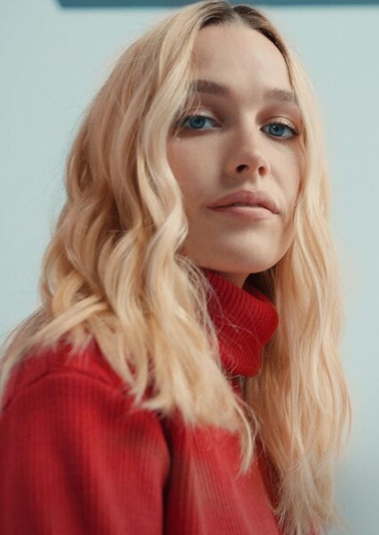 Victoria Pedretti photo
