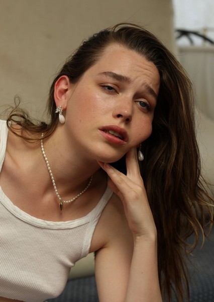 Victoria Pedretti photo