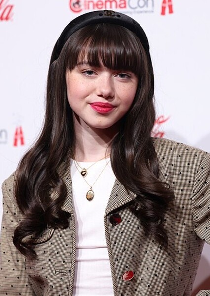 Violet McGraw photo