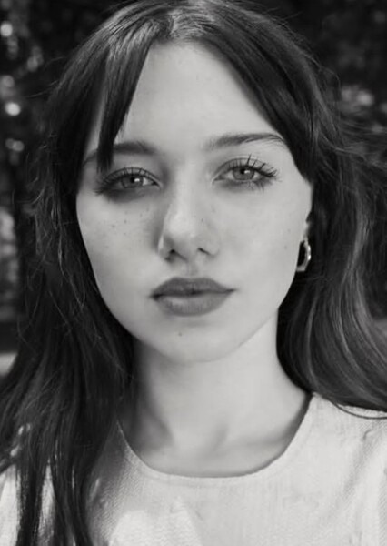 Violet McGraw photo
