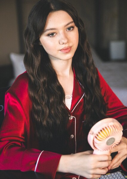 Violet McGraw photo