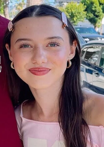 Violet McGraw photo