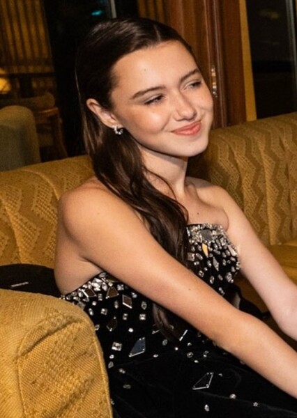 Violet McGraw photo