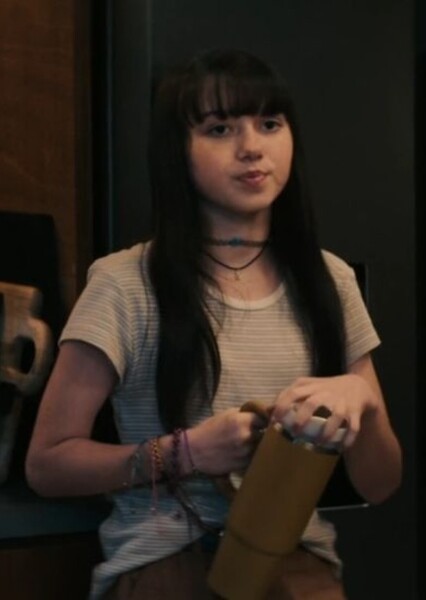 Violet McGraw photo