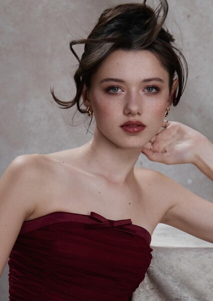 Violet McGraw photo