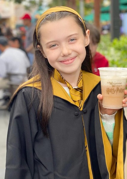 Violet McGraw photo